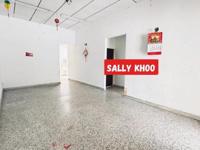 FOR RENTJelutong Landed House Facing Road 1012 Car Parks Available