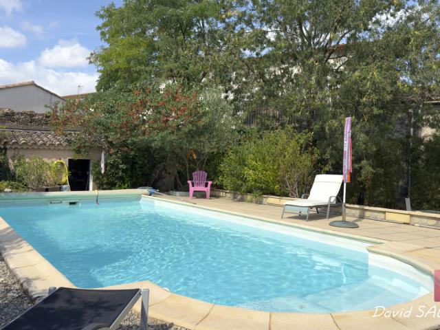 FORCALQUEIRET, RARE MAISON DE VILLAGE AVEC JARDIN, PISCINE ET GRAND GARAGE