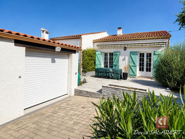 Forcalqueiret Villa traditionnelle de plain pied avec garage et jardin aménagé