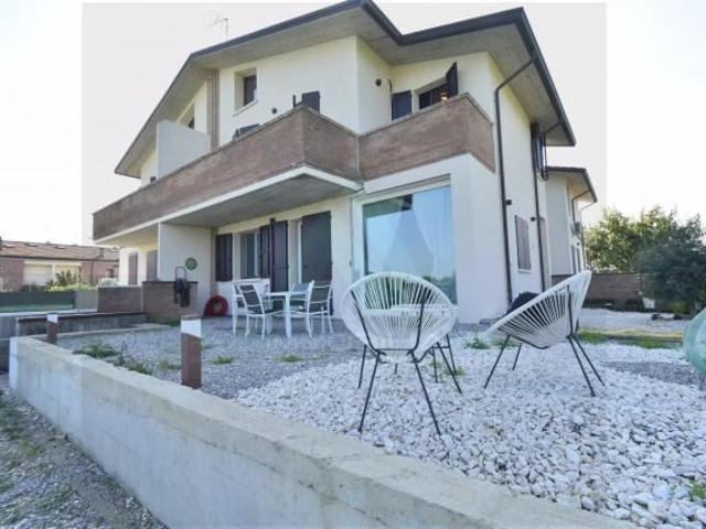 FORLI' ROVERE A soli 10 minuti dalla citt di Forlì, proponiamo in vendita villa bifamiliare.