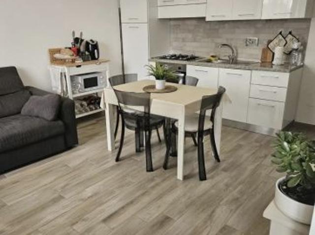FORMELLO TRILOCALE ARREDATO CON PATIO ESTERNO PRIVATO