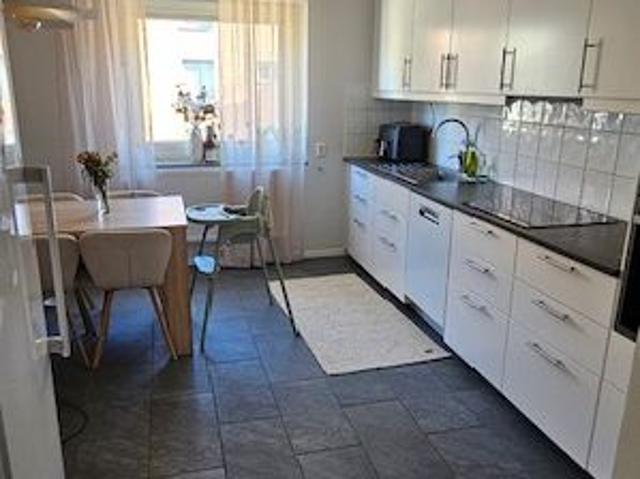 Första kontrakt 4: a med balkong med bästa läge i 88 m² 9 900 kr