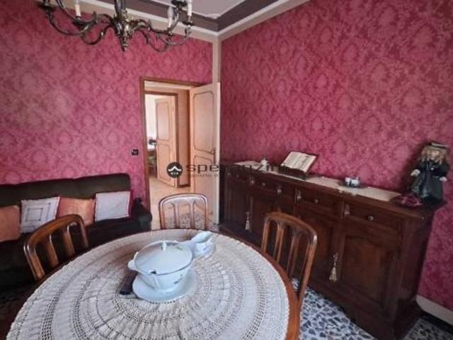 FOSSOMBRONE: A fossombrone, in zona residenziale e tranquilla, proponiamo in vendita una spaziosa casa in un piccolo contesto abitativo risalente agli