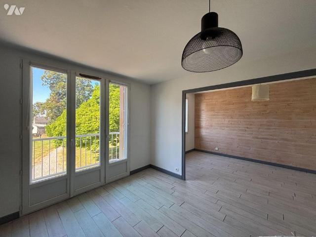 FOUGERES Rue de Nantes, Au 1er étage d'un bâtiment donnant sur un parc, Appartement de 71 m².