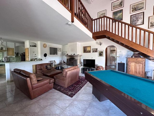 Fox Amphoux, Maison 8 pièces 230m2, piscine, garage, 2330m2. 230m² Fox Amphoux