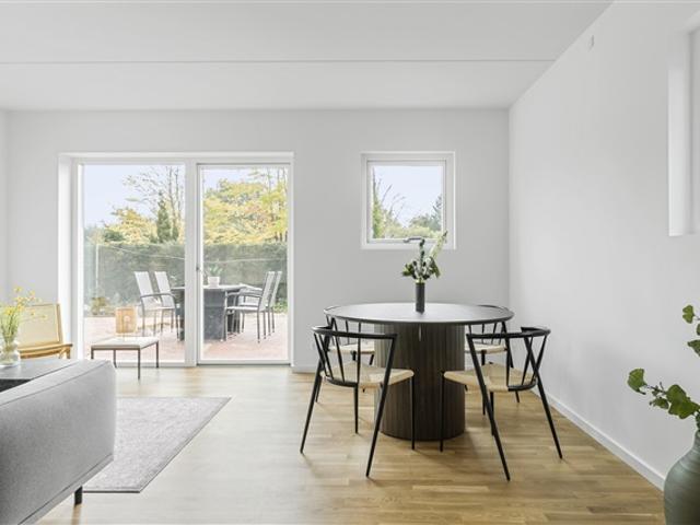 Flot og lyst rækkehus med terrasse, Odense C, Fyn