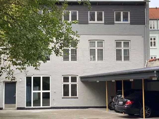 Flot Baghus/lokaler i Centrum med 72 m2 i stue og 72 m2 1 sal