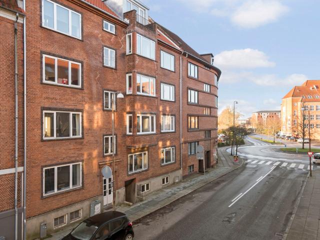 Flot & lys lejlighed kun 5 min. Fra gågaden