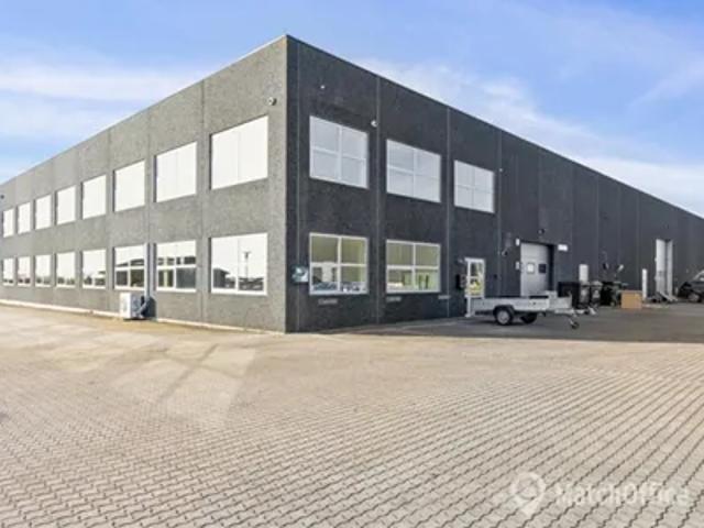 Flot lager med kontor udlejes