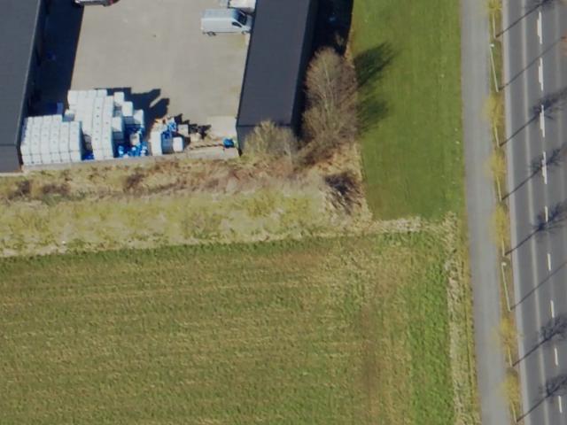 Flotte og tidssvarende kontorlokaler. Praktisk højlager med stor port og indkørsel via befæstet område