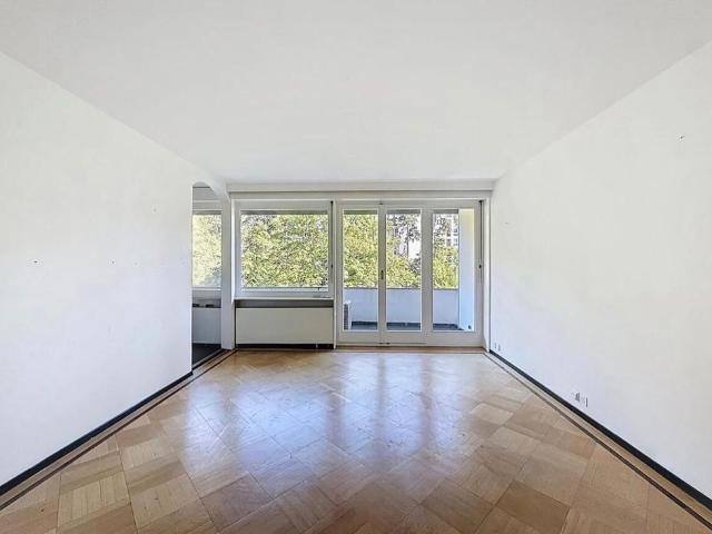 Flourishing: Beautiful 3 room apartment with balcony, swimming pool and parking