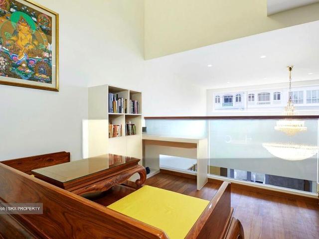 Flora Road D17, Terrace