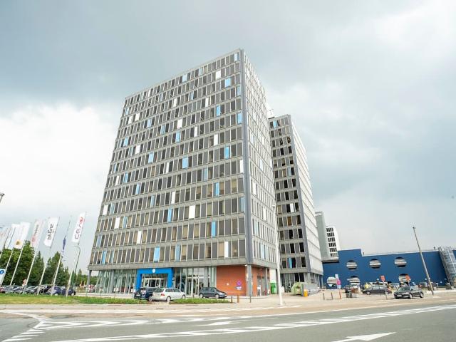 Floreer in een moderne kantoorruimte bij een drukke haven