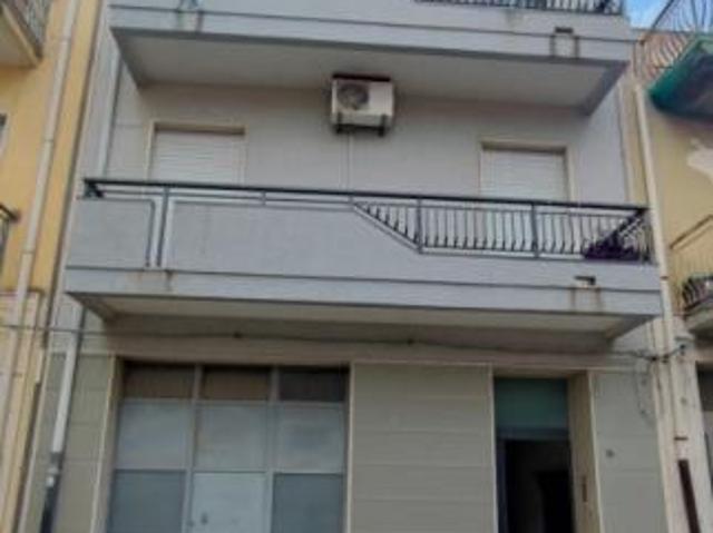 Floridia: stabile indipendente su 3 livelli, più garage in ottime condizioni