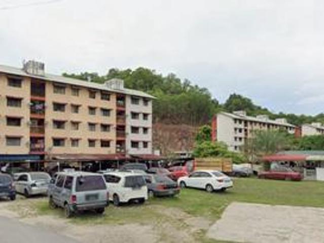 Flat Mampu Milik Bukit Kecil Blok CKuala Terengganu Blok depan surau