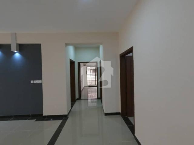Flat Of 3000 Square Feet Is Available In Contemporary Neighborhood Of Cantt