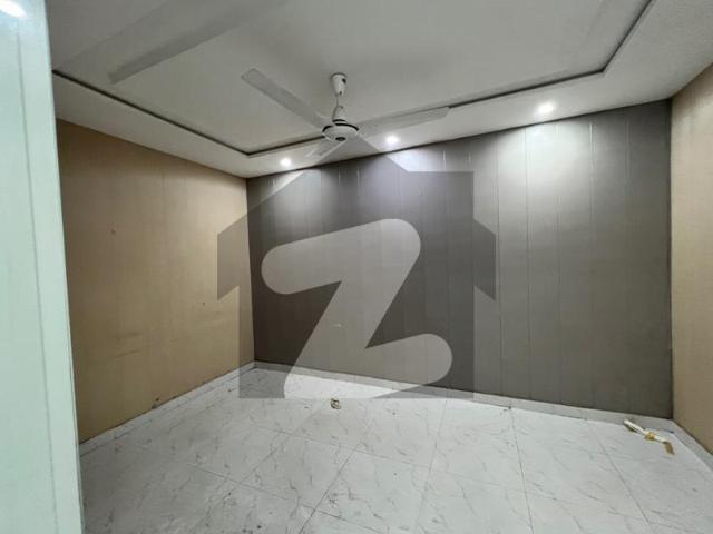 5 marla flat available for rent in model town extension