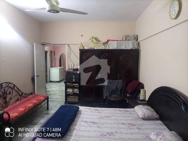 Flat availible for rent in gulistan e johar block 19 pak avenue vip location 2bed lounge with roof