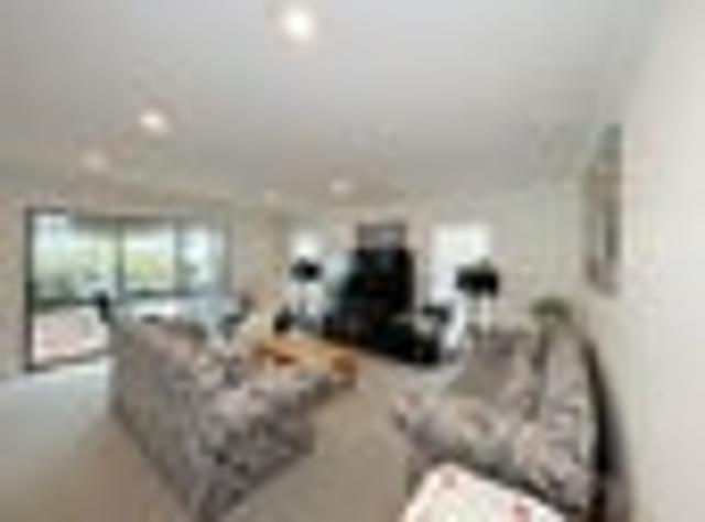 Flat Bush, 4 bedrooms, $950 pw