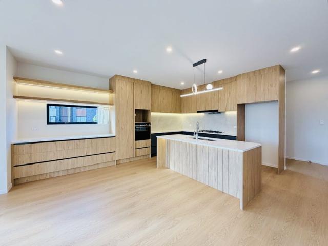 flat bush, 6+ bedrooms