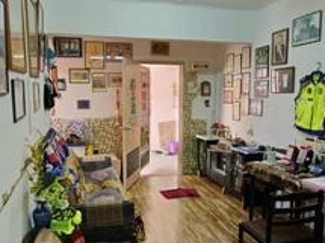 Flat daisi pletong permas jaya