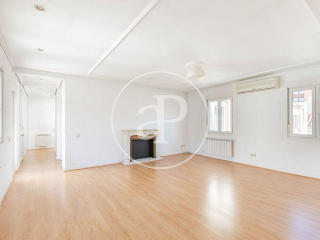 Flat for rent with Terrace in Huertas Cortes Madrid