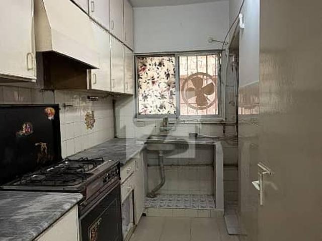 Flat for rent 3 bed drawing dinning kitchen 2 washroom drawing room separate internance. 2nd floor rent 58k with maintenance