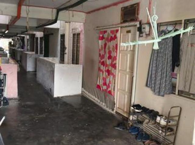 Flat kelompok camar port klang block G