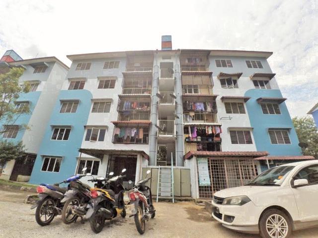 Flat pkns seksyen 18 3 bilik 750sf with balcony near cimb bank