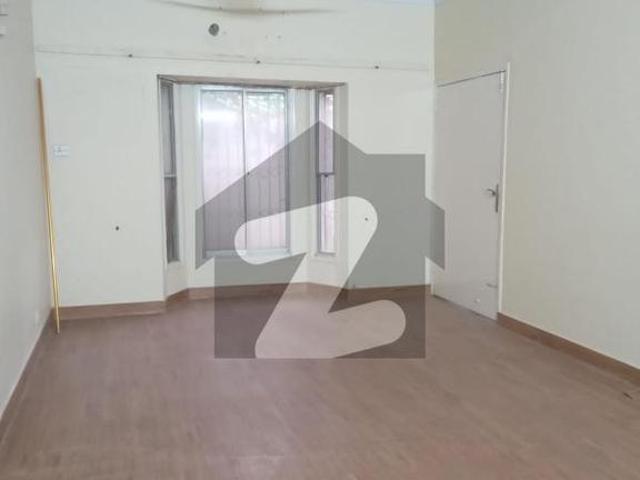 Flat Rent 3 Bed dd Corner Daily Line Sweet Water No Loaddsadding Near Continental Bakery Gulistan e Jauhar