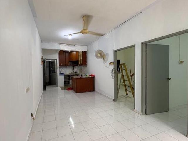 Flat rp2 1st floor walk up 2 bedrooms balcony