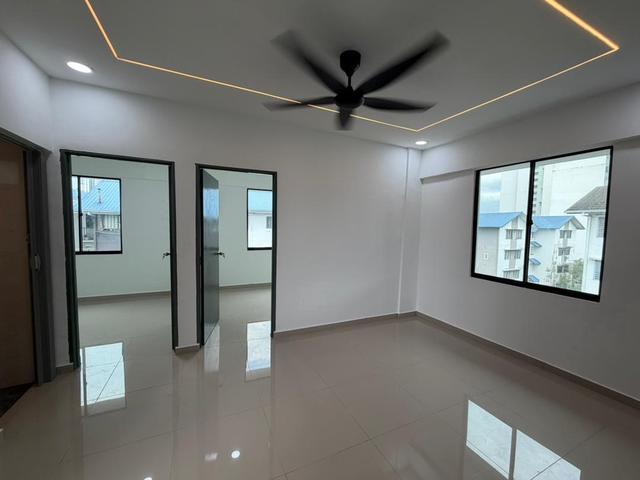 Flat Taman Molek Near Aeon Fully Renovate Hot Area Freehold
