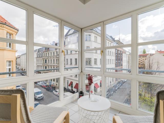 Flat with balcony looking on park in the city center