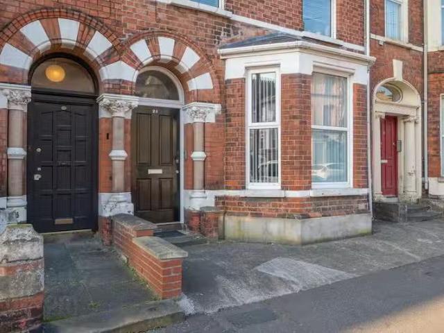 Flat 1, 28 Cromwell Road