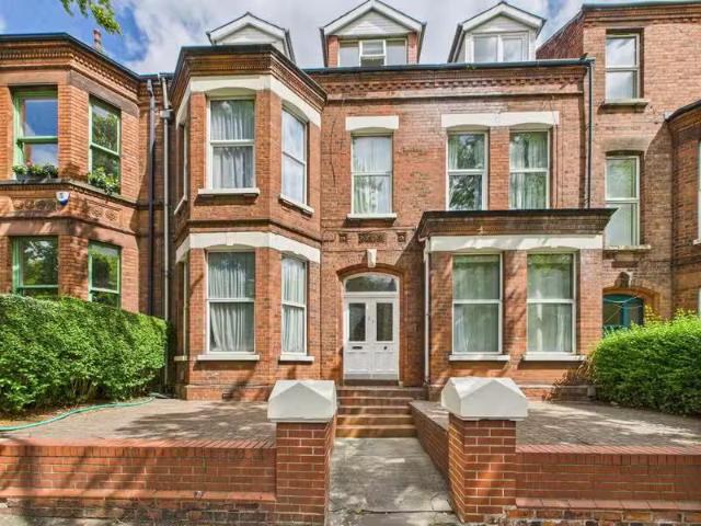 Flat 6, 90 Eglantine Avenue