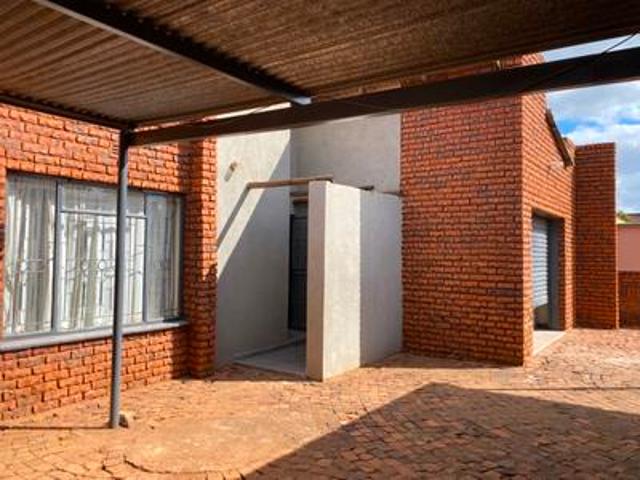 flatlet available in mahwelereng