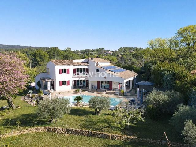 Flayosc Villa de standing, trois grandes suites, vastes volu. 207m² Flayosc