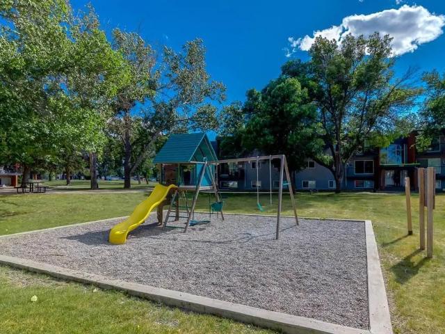 Flamborough Garden 3 Bedroom Apartment for Rent at 1411 Ashgrove Rd S, Lethbridge, AB T1K 3L8 Redwood