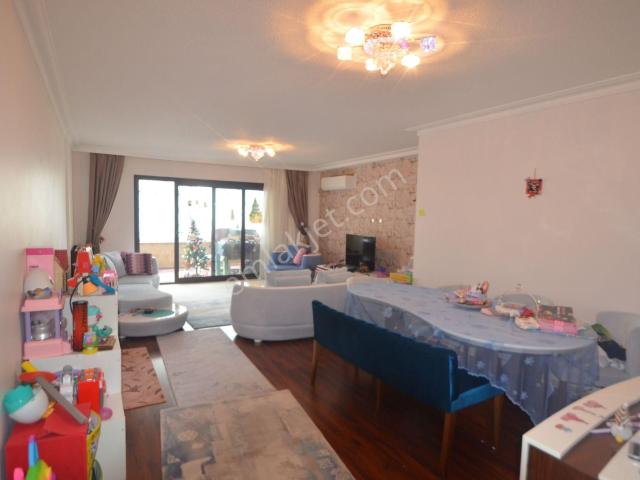 Flamingo'da Tadilatlı, Kilerli, Çift Banyolu Geniş 3+1 Daire