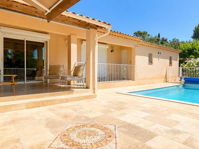 FLASSANS SUR ISSOLE VILLA CONTEMPORAINE DE PLAIN PIED AVEC PISCINE, PANNEAUX PHOTOVOLTAIQUES