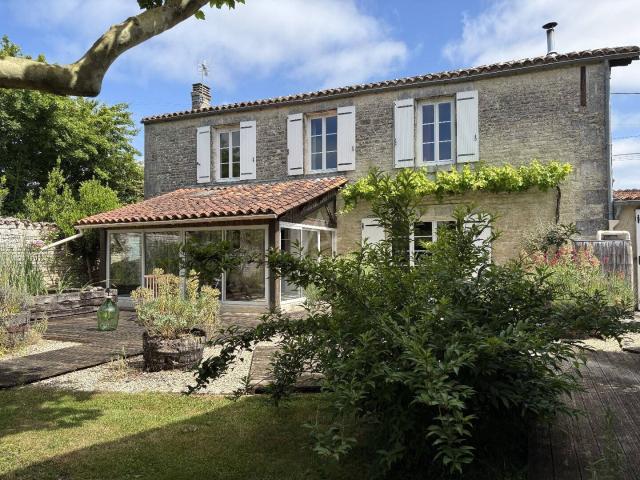 Fleurac. Très jolie maison charentaise avec dépendance et piscin
