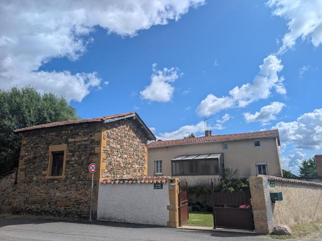 Fleurieux sur L'arbresle, maison ancienne de caractère avec dépendances et fort potentiel