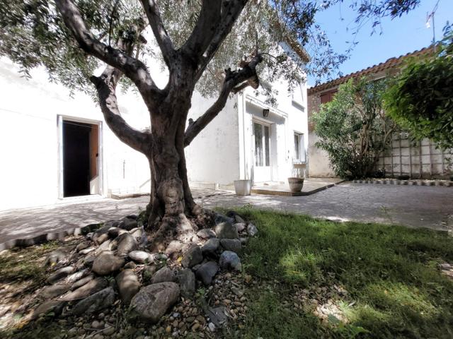 FLEURY Maison de Village de type IV idéalement située compre