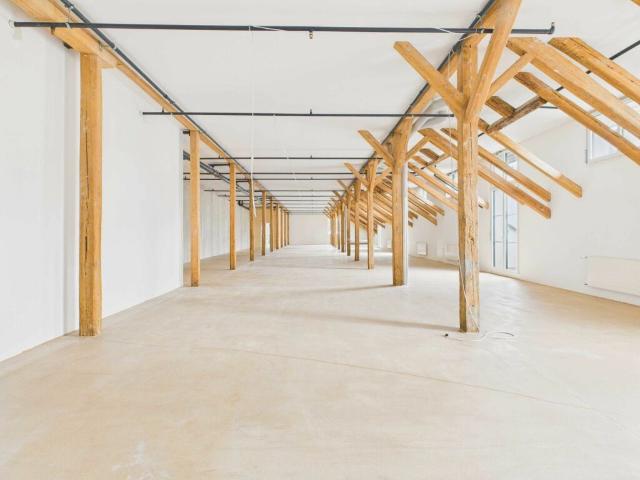 Flexible Dachgeschoss Gewerbefläche in modernem Gewerbehaus mit exklusivem Rohausbau