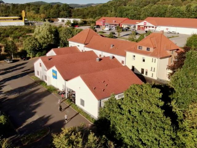 Flexible Gewerbefläche 1.200 m², neben ALDI, über 100 Stellplätze, vielseitige Nutzung möglich