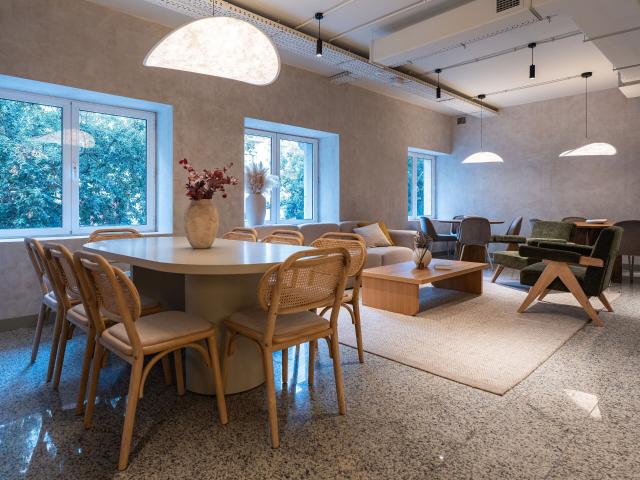 Flexible rental of private offices. dedicated desks, and meeting rooms