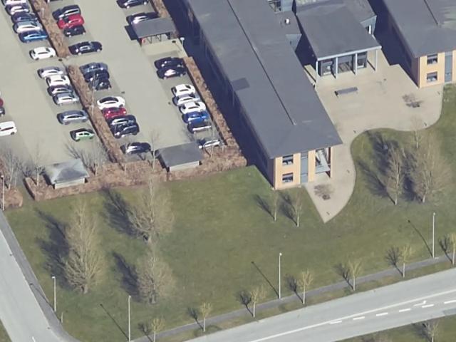 Flerbruger kontorhus med lejemål fra 382 m² til 1.104 m². Nyrenoveret kontormiljø i nyere erhvervsområde i stor udvikling