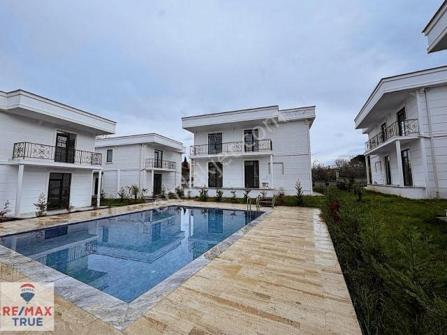 Fsm Mah. Site İçi Havuzlu 4+1 180 M2 Müstakil Bahçeli Villa
