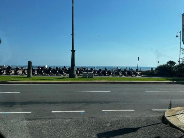 FRONTE MARE LOCALE CON BAGNO