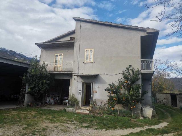Frazione 12 vani 276mq